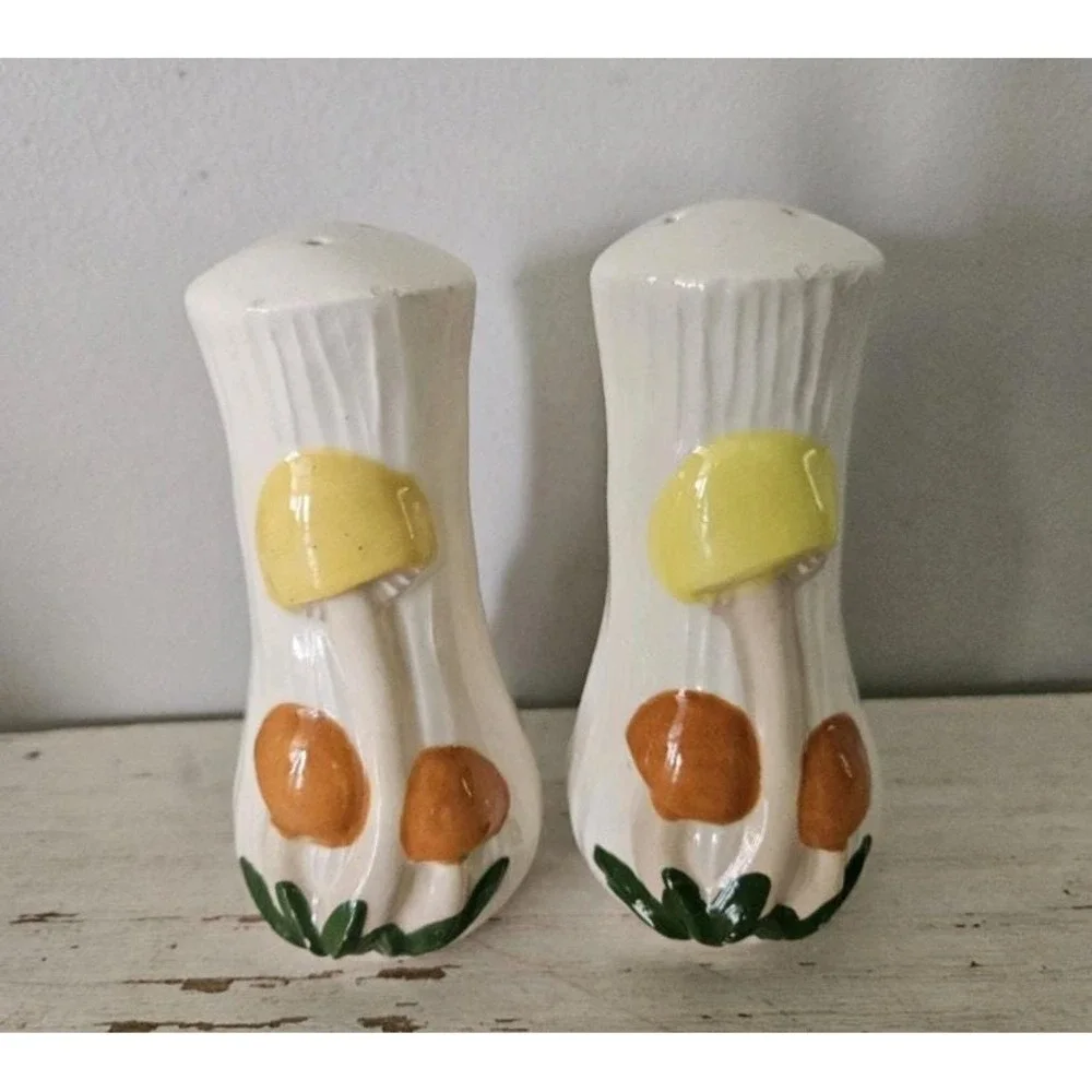 Vintage 1970s Porcelain Ceramic Arnels Mushroom Salt And Pepper Shakers